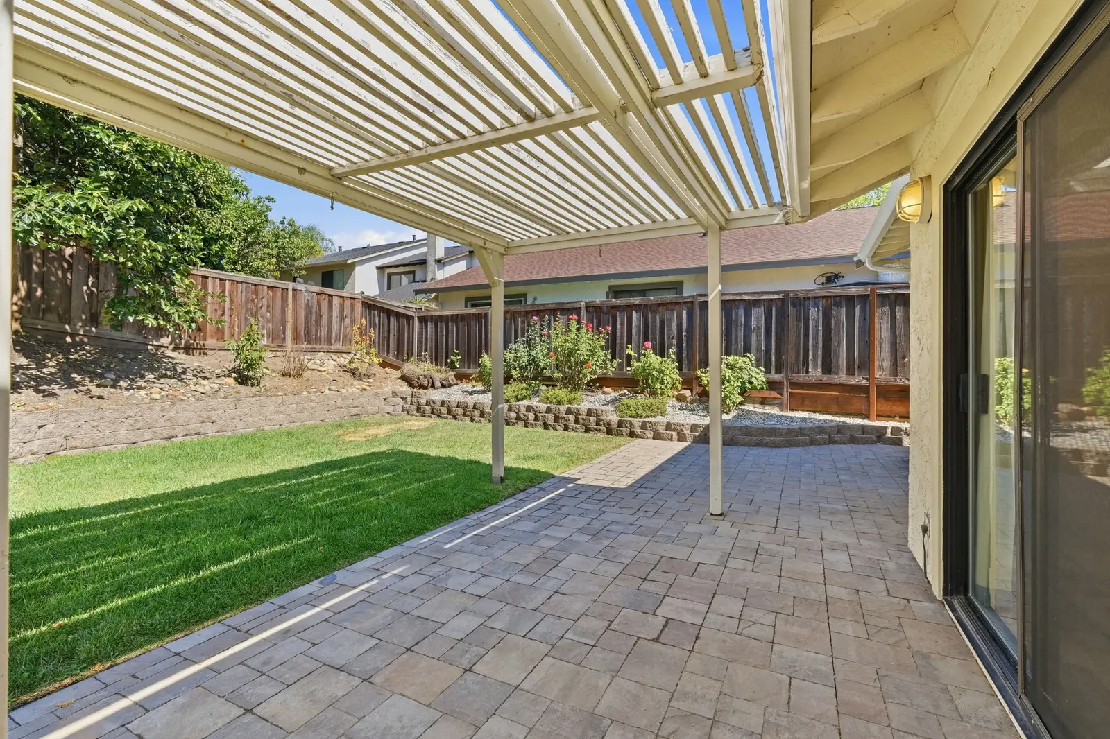 Jardín trasero y patio en 2300 Lake Park Ct