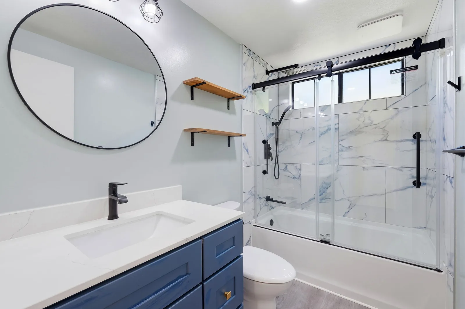 Baño actualizado en 2300 Lake Park Ct