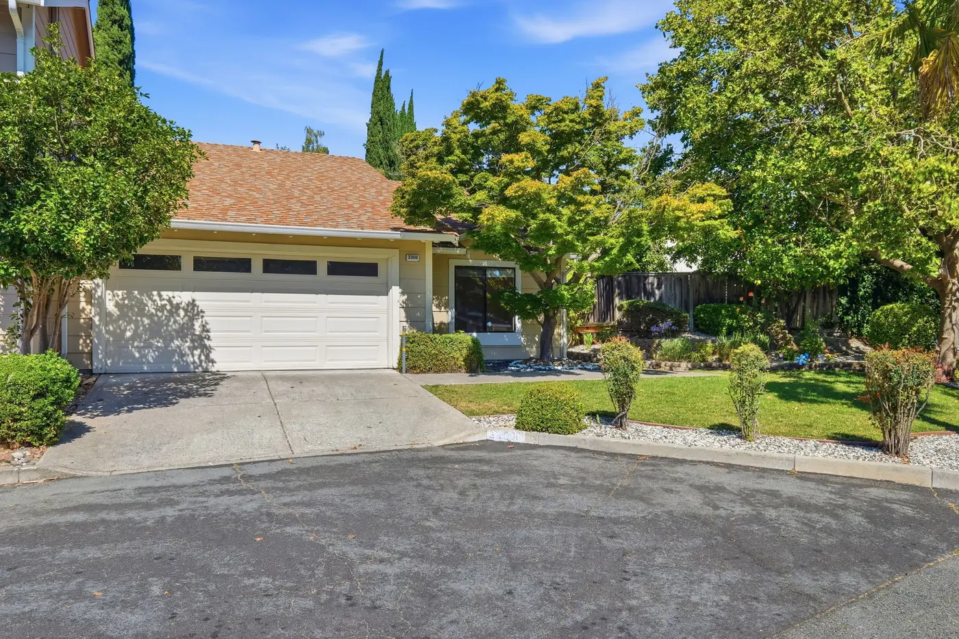 Exterior de la casa en 2300 Lake Park Ct, Martinez, California