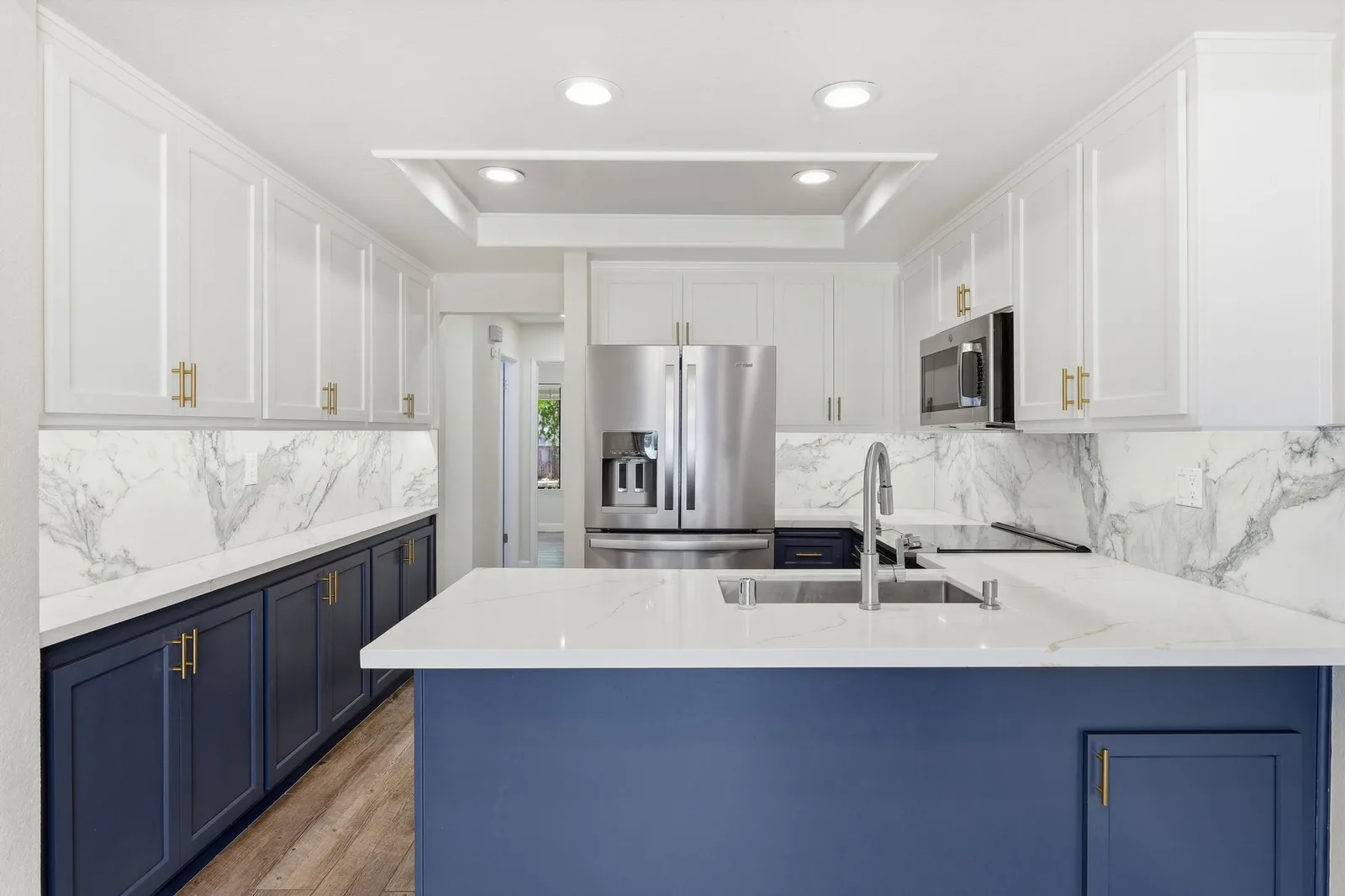 Cocina renovada con cubiertas de cuarzo en 2300 Lake Park Ct