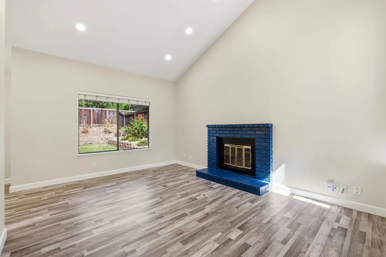 Sala renovada con techos altos y chimenea en 2300 Lake Park Ct